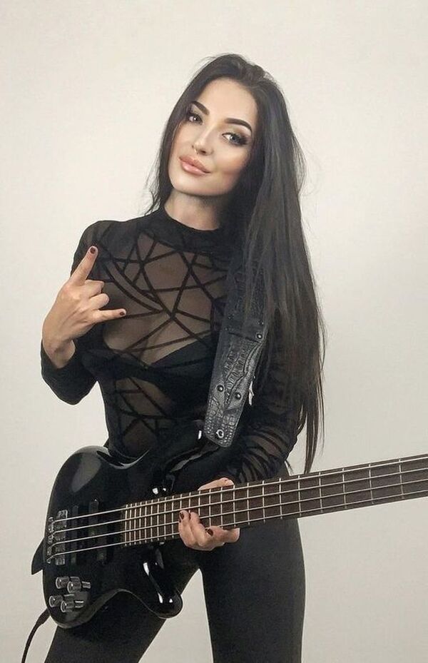 Alice Lane Pandini / HandJuno / Italian Metal bass guitarist (infected